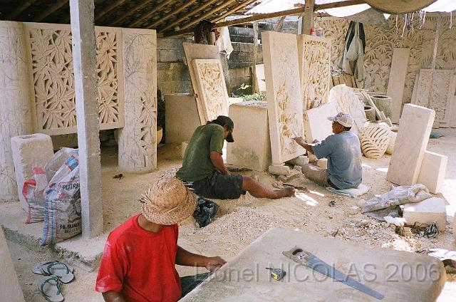 80430033.JPG - Des sculpteurs sur pierre au travail.