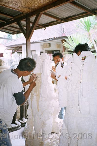 80430034.JPG - Des sculpteurs sur pierre au travail.