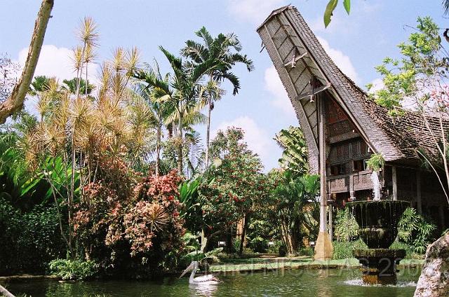 80480027.JPG - BATUBALAN: le parc aux oiseaux. Une maison typique des CELEBES