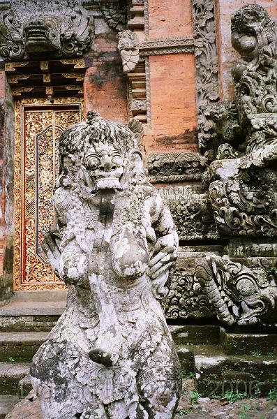 80490023.JPG - UBUD: sculpture de Rangda au temple de la "monkey forest"