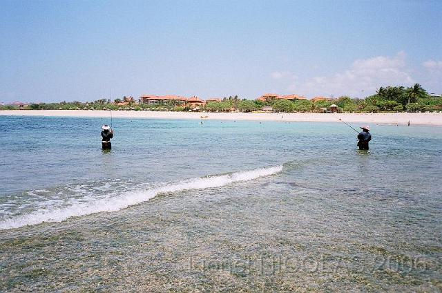 83230035.JPG - NUSA DUA: Des pécheurs à pieds Balinais devant les hotels de luxe