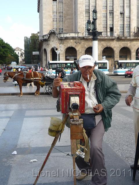 P1010941.JPG - La Havane: Une photo avec un polaroid du début du XXieme siècle