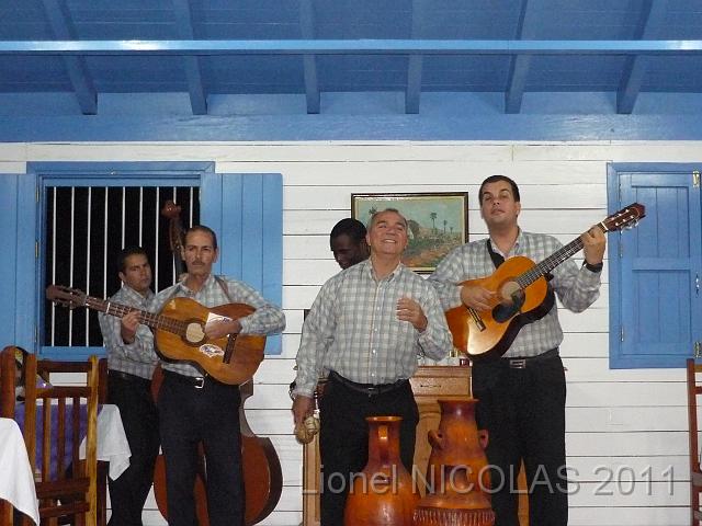 P1010985.JPG - Vinales: L'orchestre du restaurant Don Tomas