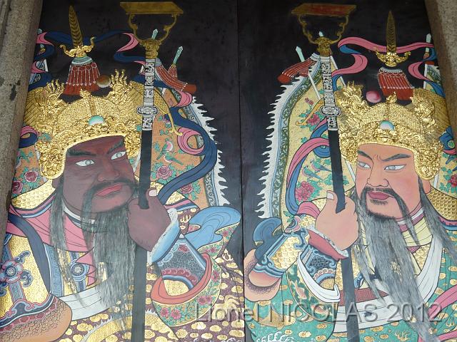 P1050169.JPG - Penang: Détail des portes d'un temple chinois