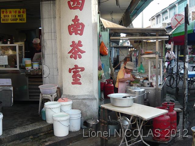 P1050170.JPG - Penang: Les échopes sur le trottoir