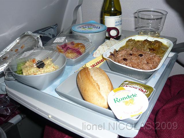 P1000683.JPG - QATAR AIRWAYS: Notre plateau repas servi dans l'avion.