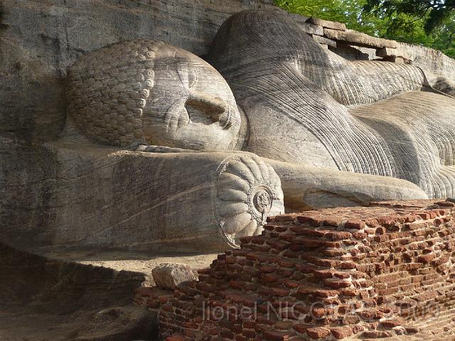 P1000842.JPG - POLONNARUWA: Bouddha couché