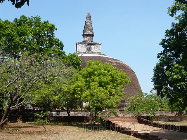 P1000929.JPG - POLONNARUWA: Stupa ou Dagoba contenant une relique de Bouddha