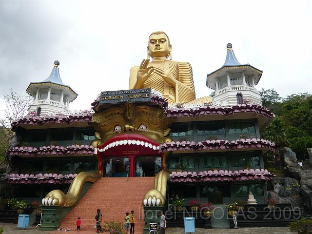 P1010029.JPG - DAMBULLA: Le temple moderne