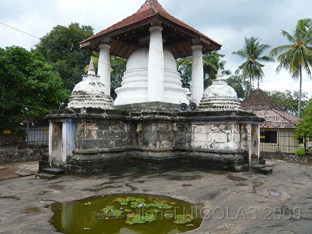 P1010381.JPG - KANDY: Temple de Gadaladeniya