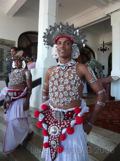 P1010617.JPG - COLOMBO: Galle Face Hotel. Un danseur Kandien dont la troupe anime un mariage dans l'hotel