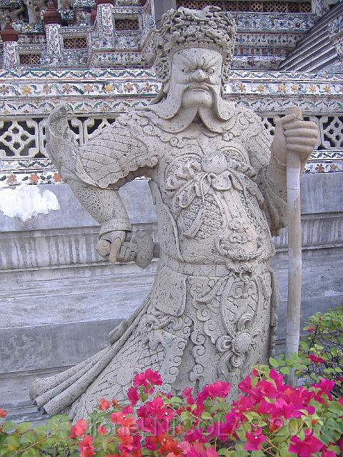 DSCF1300.JPG - BANGKOK: statue de guerrier chinois au Wat Arun