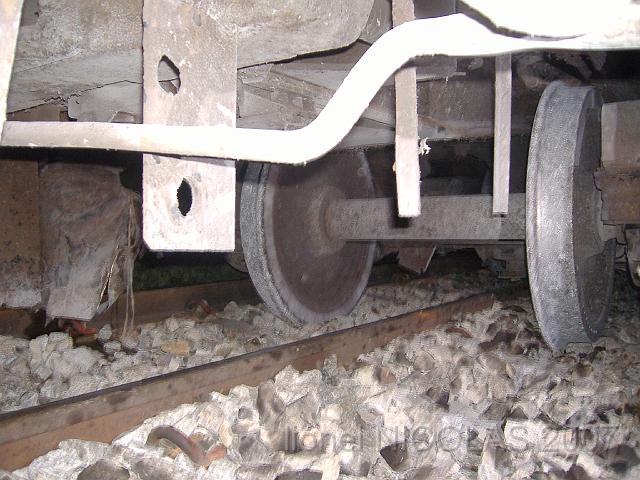 DSCF1609.JPG - L'essieu de notre wagon qui a déraillé