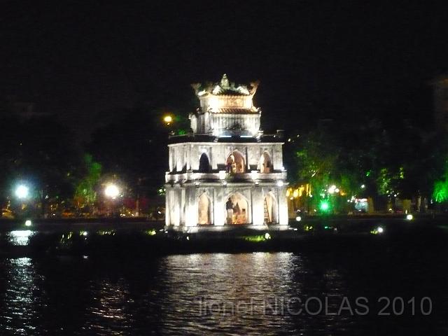 P1020287.JPG - Hanoi: Pagode au milieu du lac de l'épée resituée