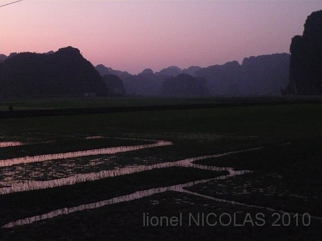 P1020549.JPG - Tam Coc: Coucher de soleil sur les rizières