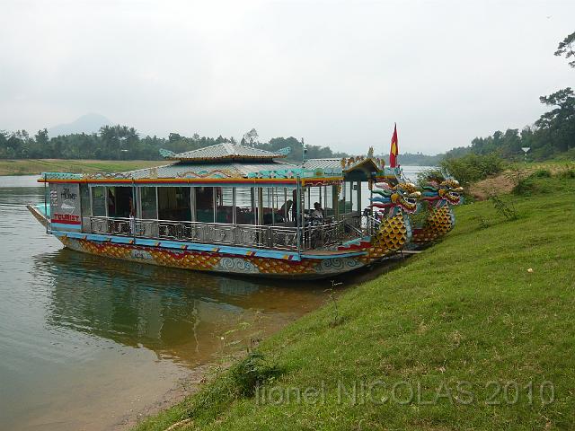 P1020767.JPG - Hué: bateau dragon sur les rives de la rivière des parfums