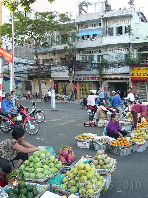 P1030116.JPG - Saigon: étal de fruits à l'extérieur du marché central